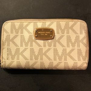 Michael Kors Multifunction Phone Case Wristlet